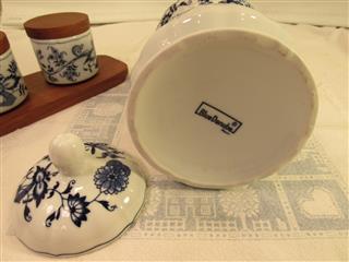 VINTAGE BLUE DANUBE BLUE ONION JAPAN BISCUIT JAR & JAMJARS W/WOOD LID & TRAY